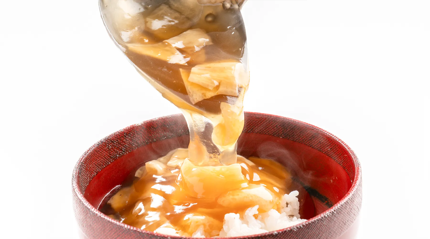 湯葉あんかけ丼 — とろりとしたあんかけをかけるシーン